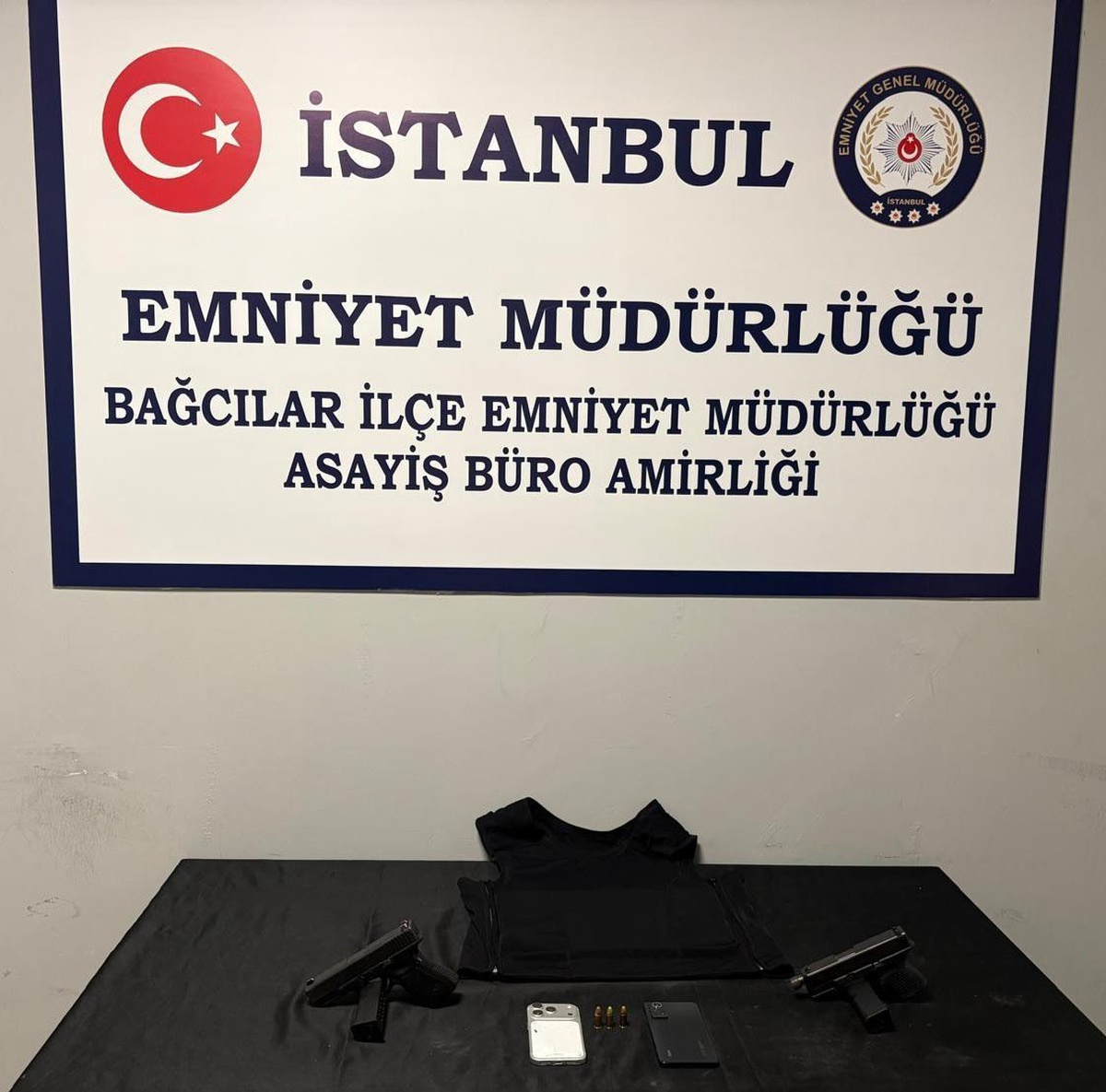Bağcılar'da 11 yıl 1 ay ve 7 yıl 1 ay aranan iki şahıs yakalandı, 5 kişi tutuklandı