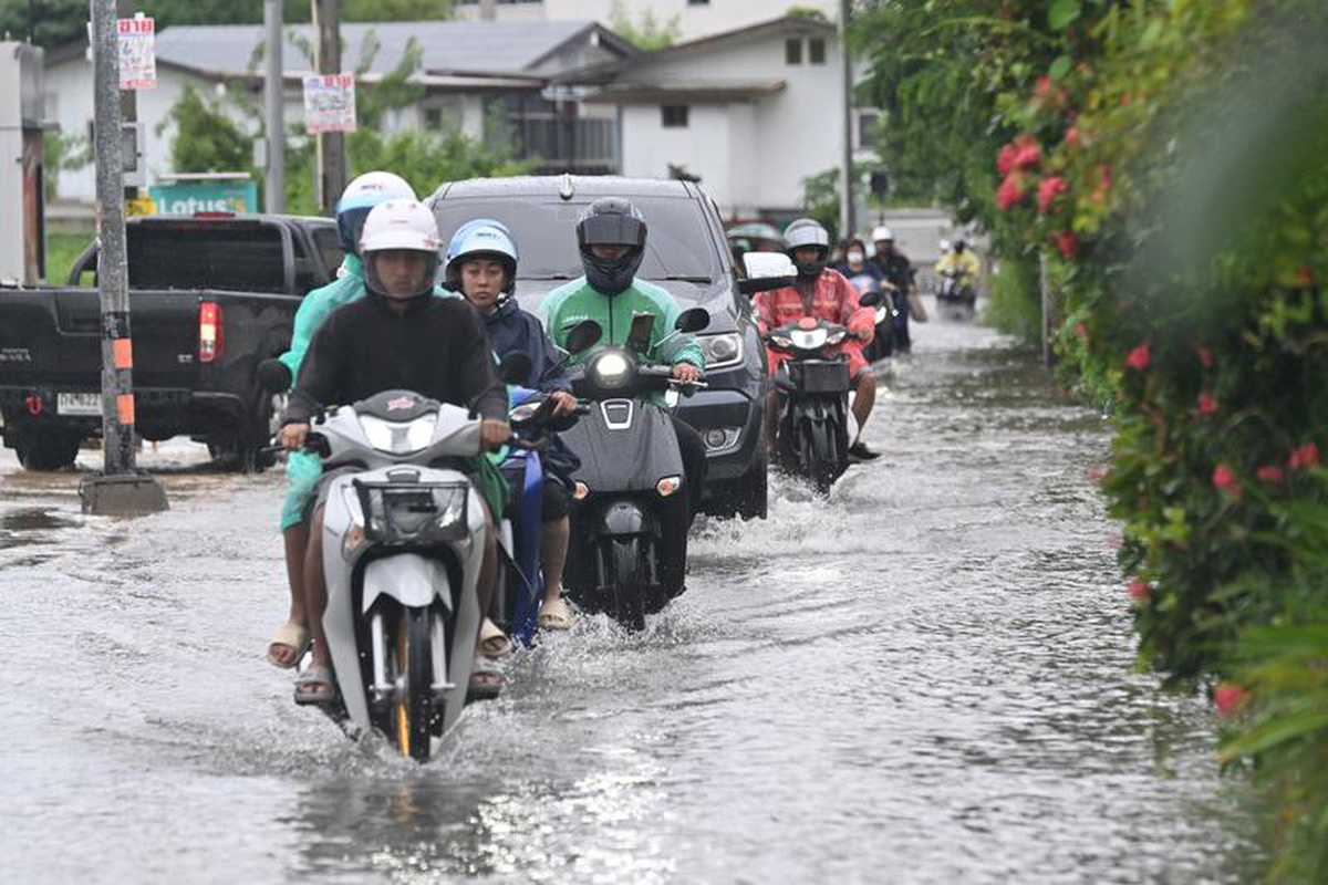 Bangkok'ta selde 700 bin kişi etkilendi, sular çekilmeye başladı