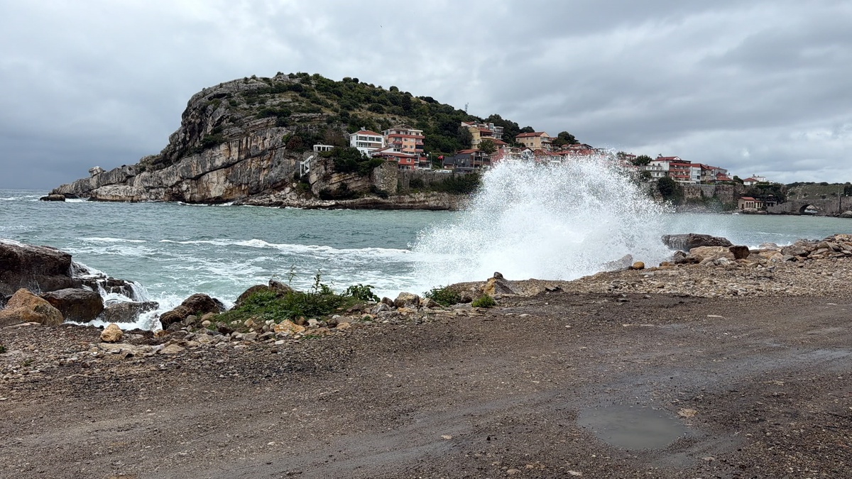 Bartın Amasra'da fırtına dalga boyunu 2 metreye çıkardı, balıkçılar açılamadı