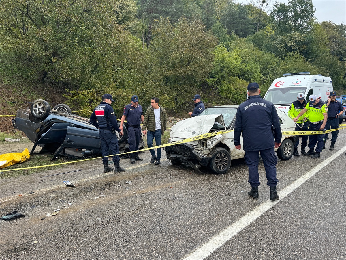 Bartın Ulus'ta iki otomobil çarpıştı, kazada 1 kişi öldü 6 kişi yaralandı