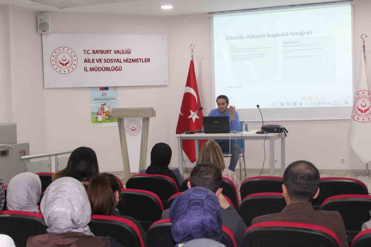 Bayburt Aile ve Sosyal Hizmetler personeline gelişimsel yaklaşım eğitimi verildi