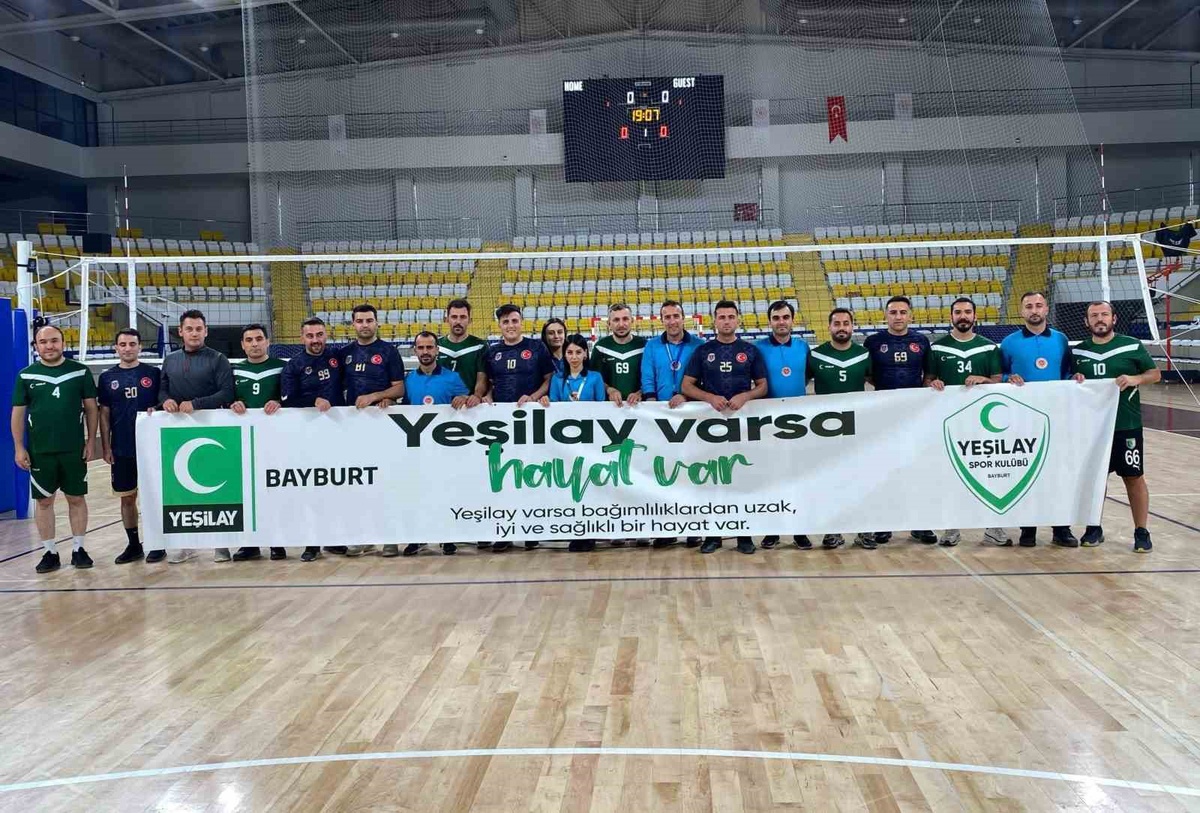 Bayburt'ta kurumlar arası voleybol turnuvasında Yeşilay stant açtı
