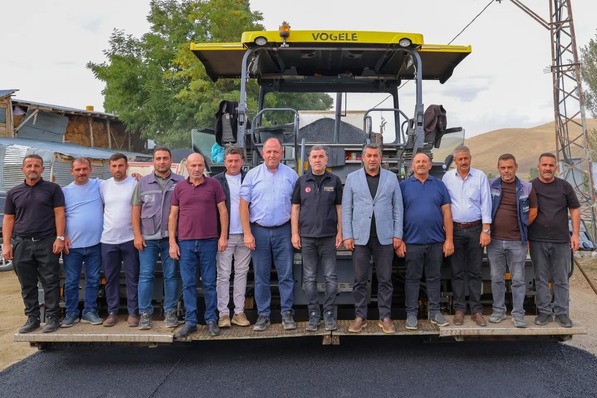 Bayburt Valisi Eldivan grup yollarındaki asfalt ve genişletme çalışmalarını inceledi