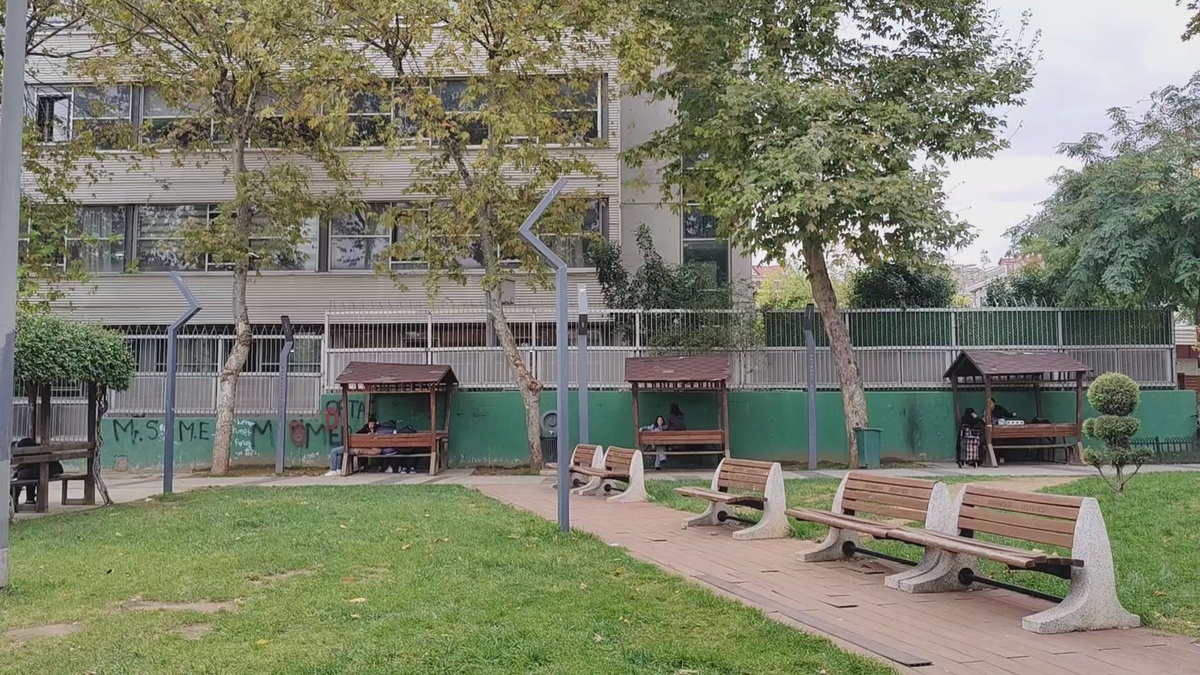 Bayrampaşa'da polisten kaçan 2 kişi yakalandı, tabancayı 12 yaşındaki 2 çocuğa vermiş