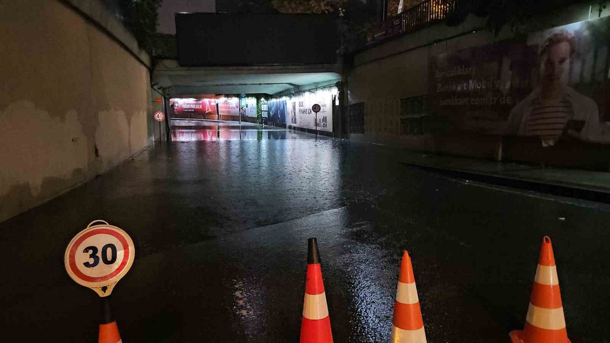 Beyoğlu'nda sağanak etkili oldu, Zincirlikuyu alt geçidi su altında kaldı