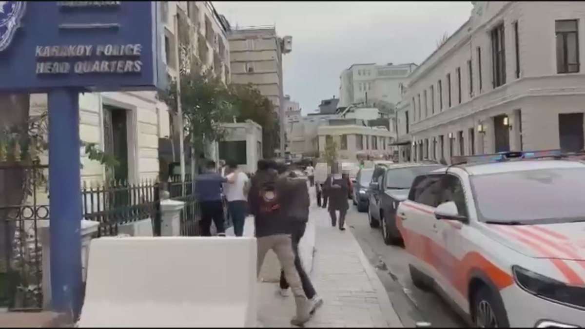 Beyoğlu ve Fatih'te turistlere hanutçuluk yapan 2 şüpheli gözaltına alındı