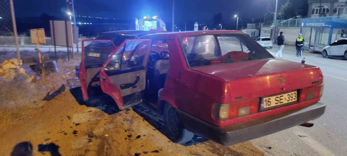 Bilecik Pazaryeri'nde iki otomobil çarpıştı, 3 kişi hafif yaralandı