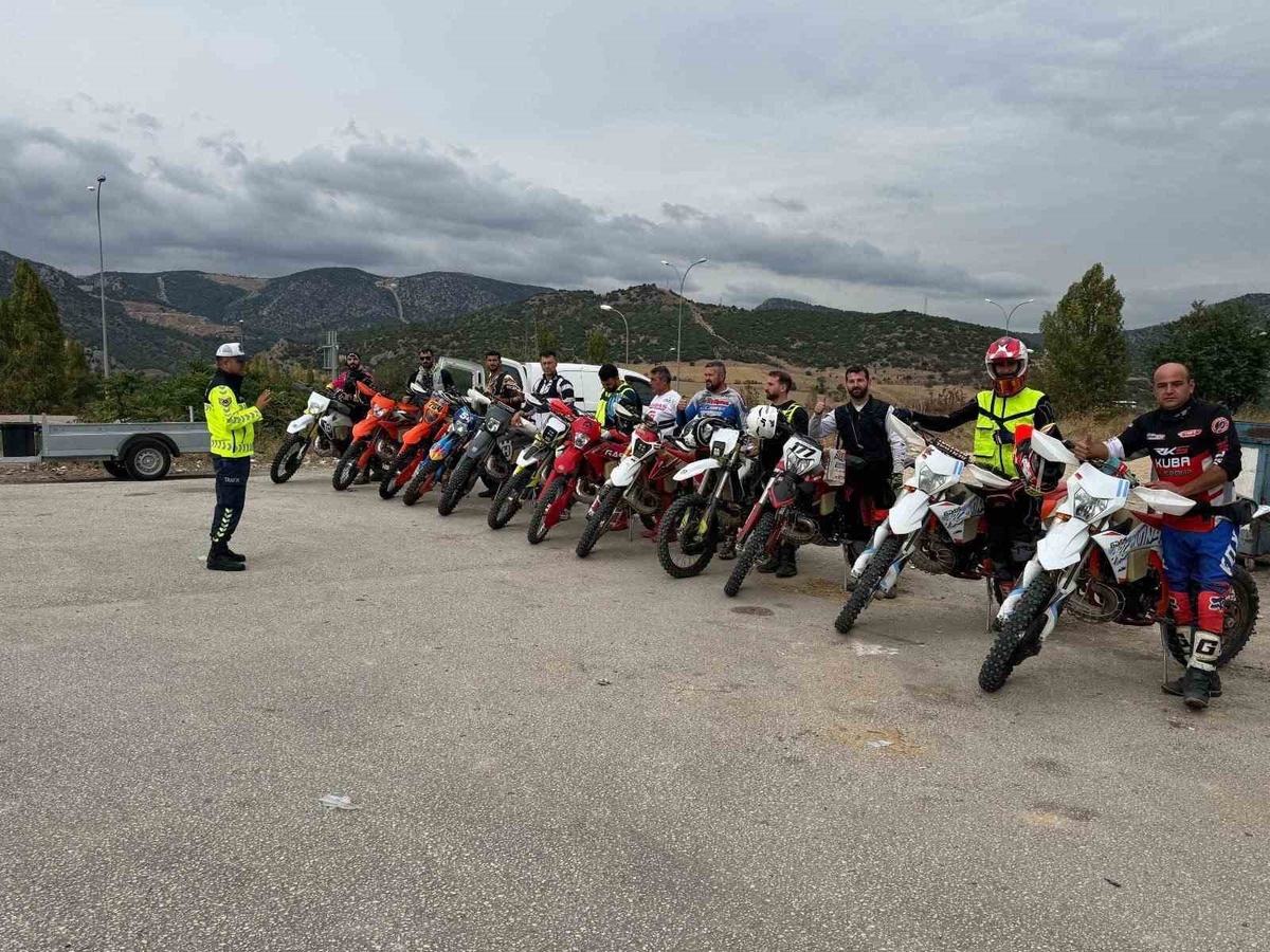 Bilecik'te 12 cross motosiklet sürücüsüne kask ve trafik kuralları eğitimi verildi