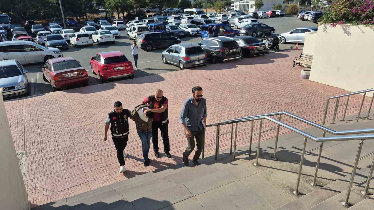 Bodrum'da arkadaşını 3 kez bıçakla öldürdüğü iddia edilen F.D. adliyeye sevk edildi