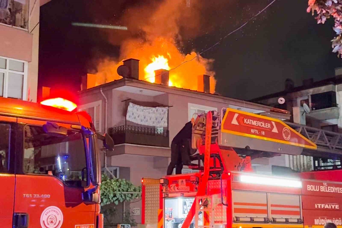 Bolu'da 3 katlı evin çatısındaki elektrik kaynaklı yangın mahalleliyi sokağa döktü