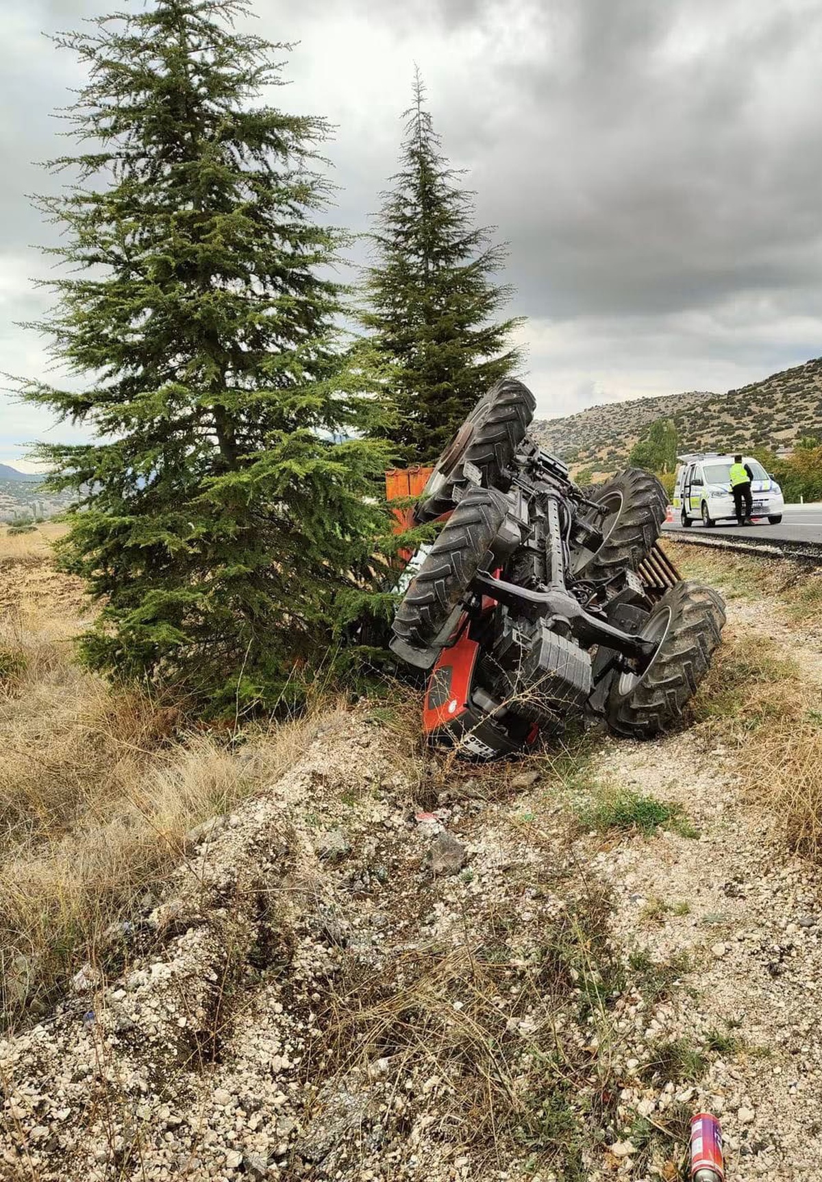 Burdur Çavdır'da kontrolden çıkan traktör şarampole devrilince sürücü yaralandı
