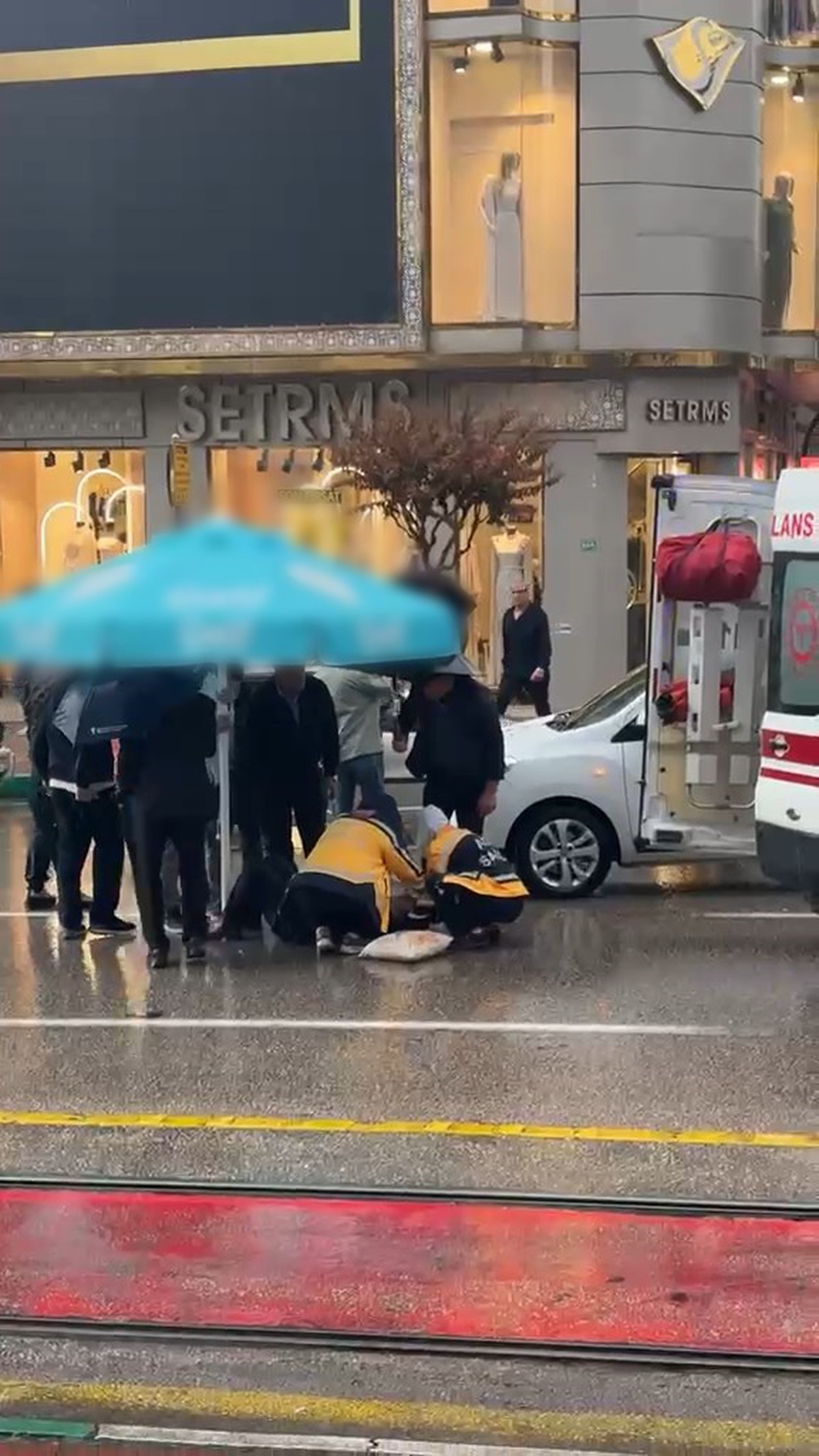 Bursa'da otomobil çarptı, sürücü kaçtı; yaralı yaya şemsiye altında korundu