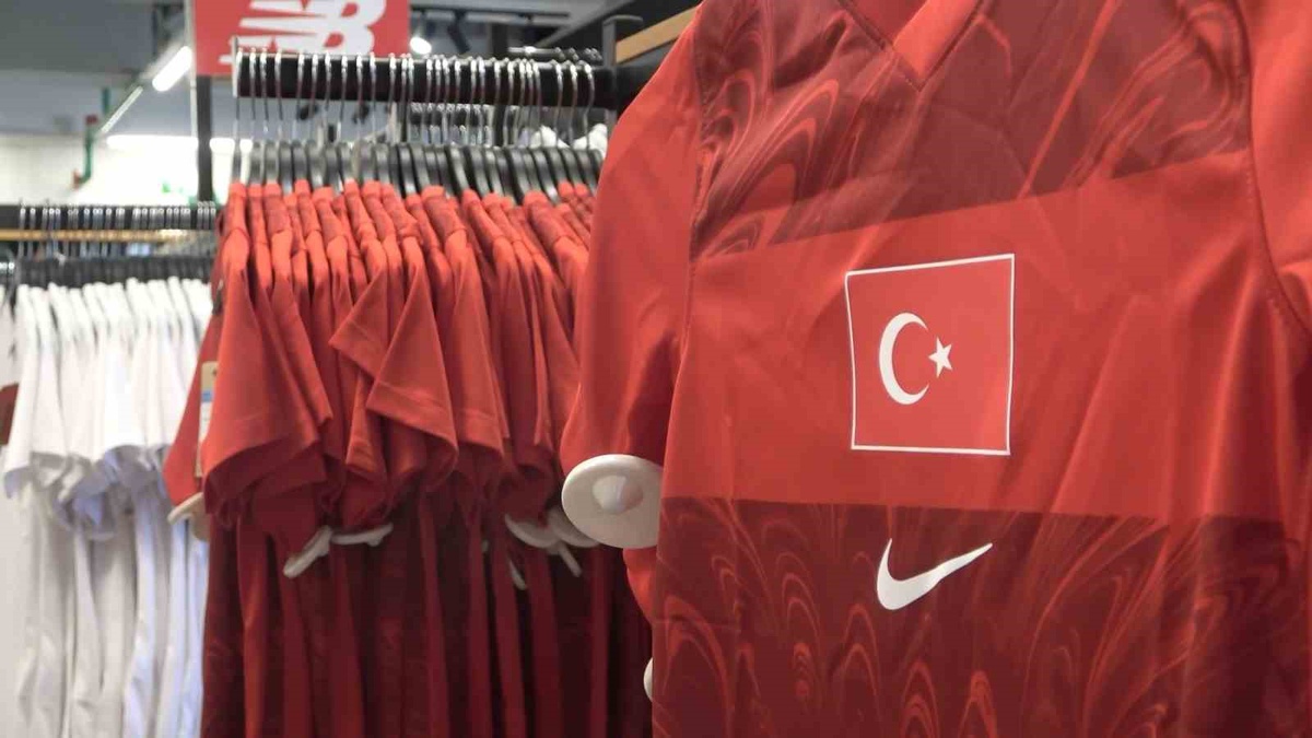 Bursa'da Türkiye-İtalya maçı öncesi Bursastore'da milli formalara ilgi arttı