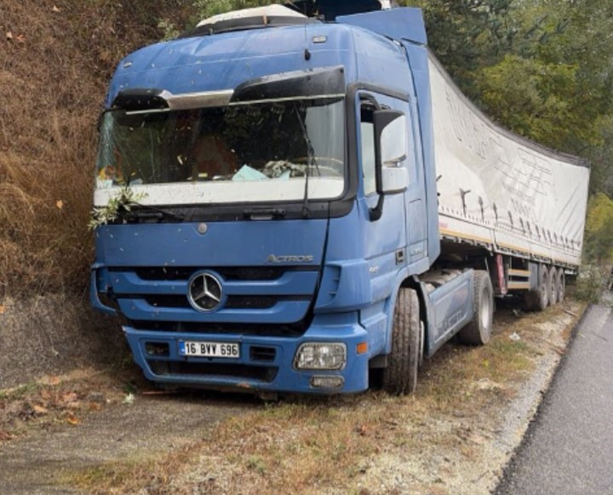 Bursa İnegöl'de kaygan yolda kontrolden çıkan şeker tırı kanala uçtu, sürücü yaralandı