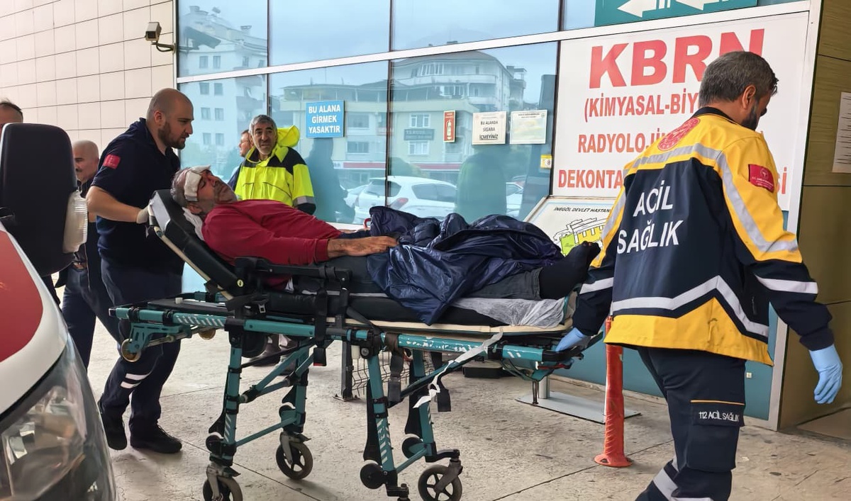 Bursa İnegöl'de kontrolden çıkan şeker yüklü TIR kanala uçtu, sürücü yaralandı