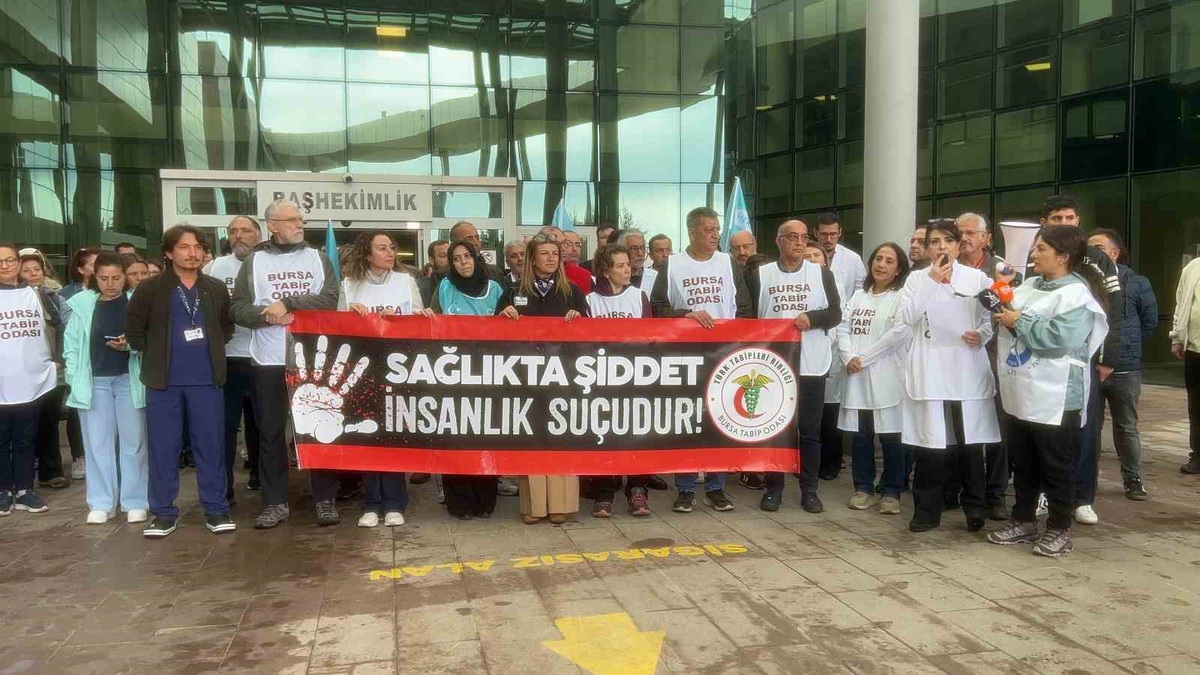 Bursa Mudanya'da sağlık örgütleri darp edilen çalışan için hastane önünde toplandı