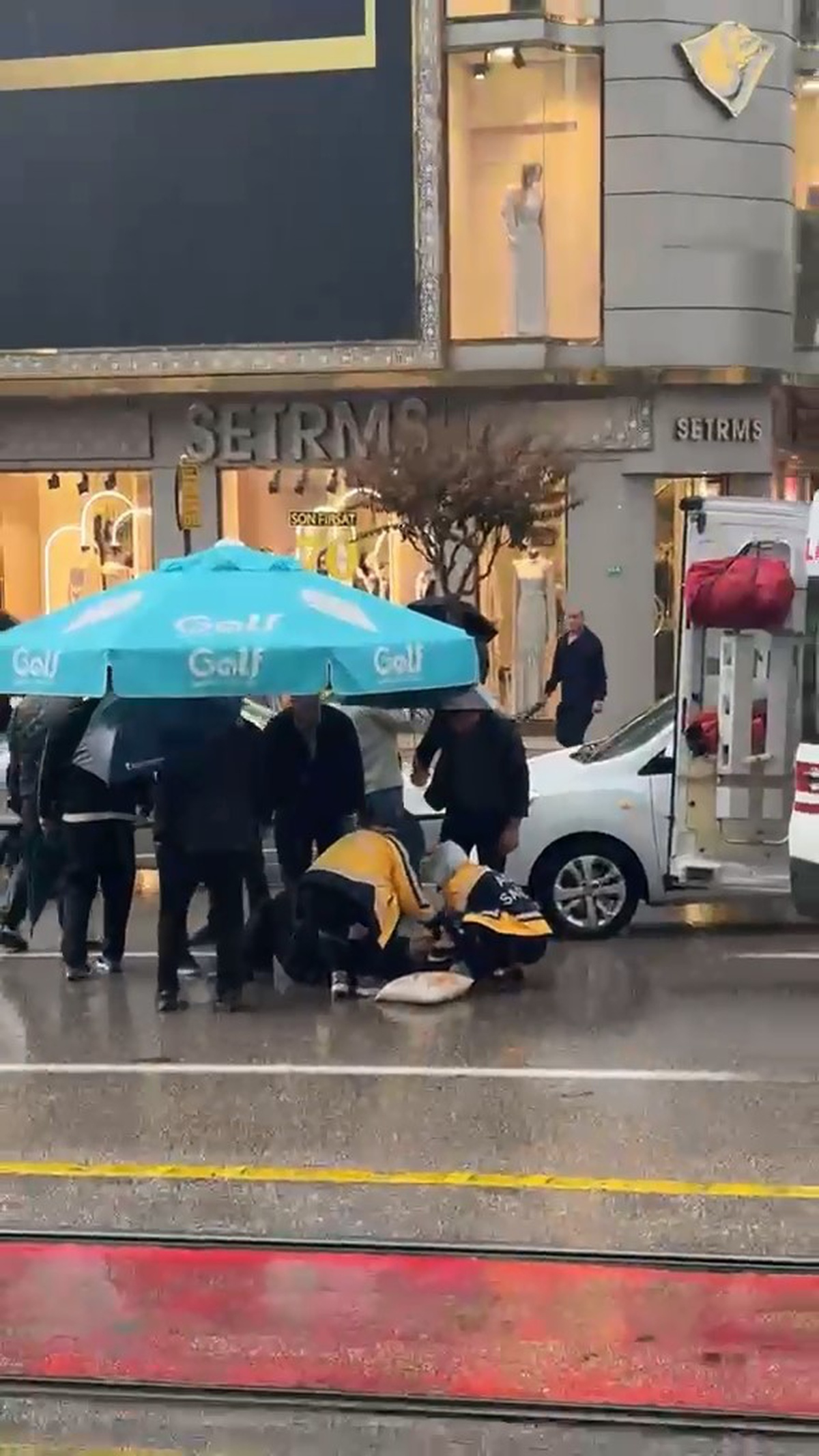 Bursa Osmangazi'de otomobilin çarptığı yaya, yağmurda şemsiyelerle korundu