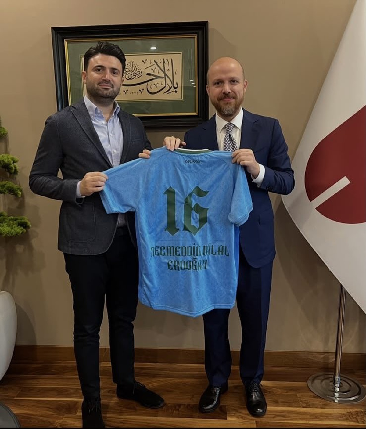 Bursaspor Başkanı Çelik, Bursa fethinin 700. yılı formasını Bilal Erdoğan'a verdi