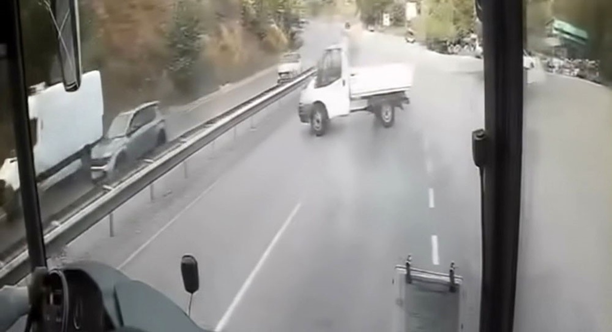 Çankırı'da kayganlaşan yolda spin atan kamyonet bariyerlere çarparak durdu