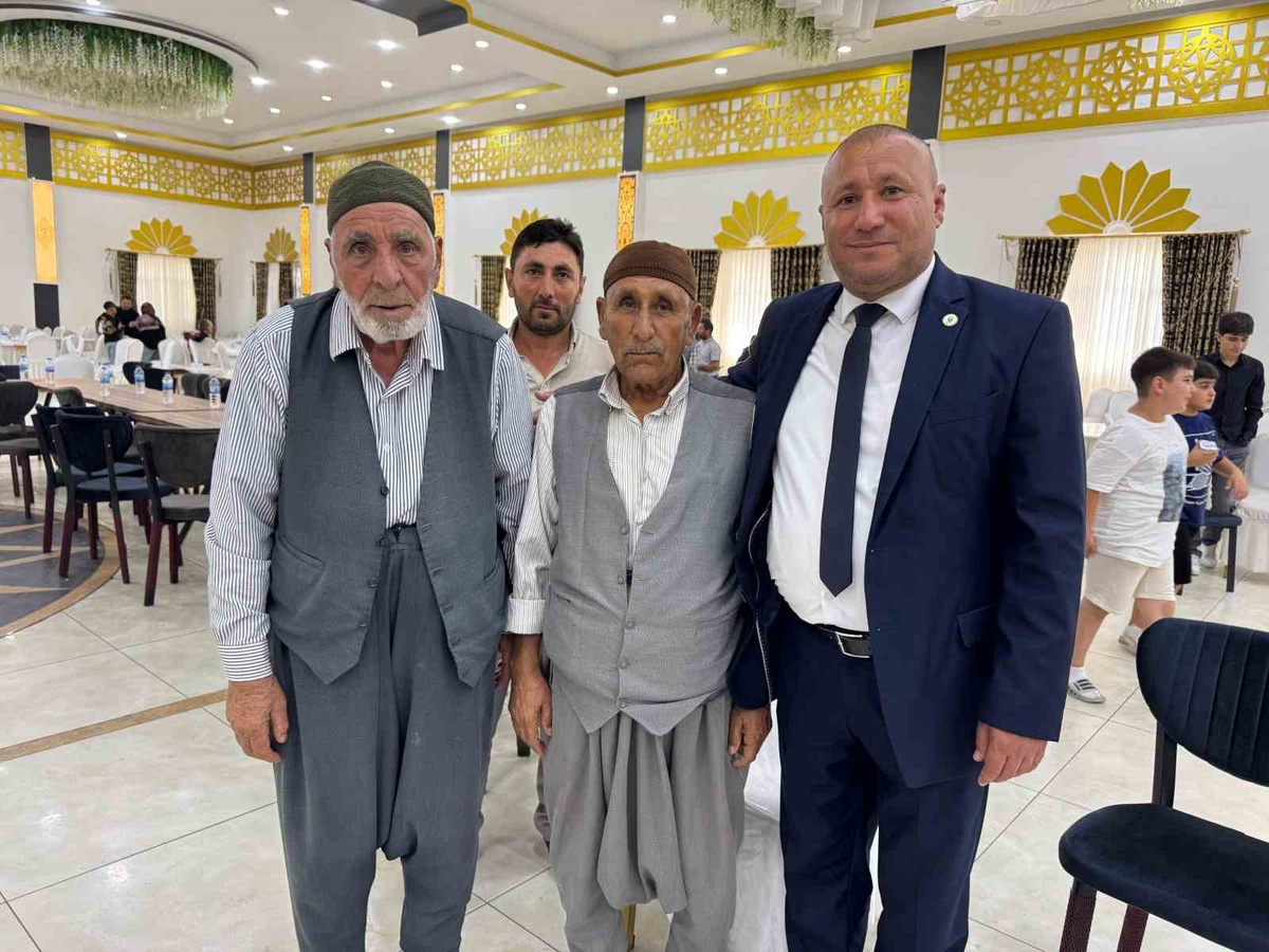 Çermikli iş insanı Halit Demiroğlu depremde yıkılan camiye 100 bin lira bağışladı