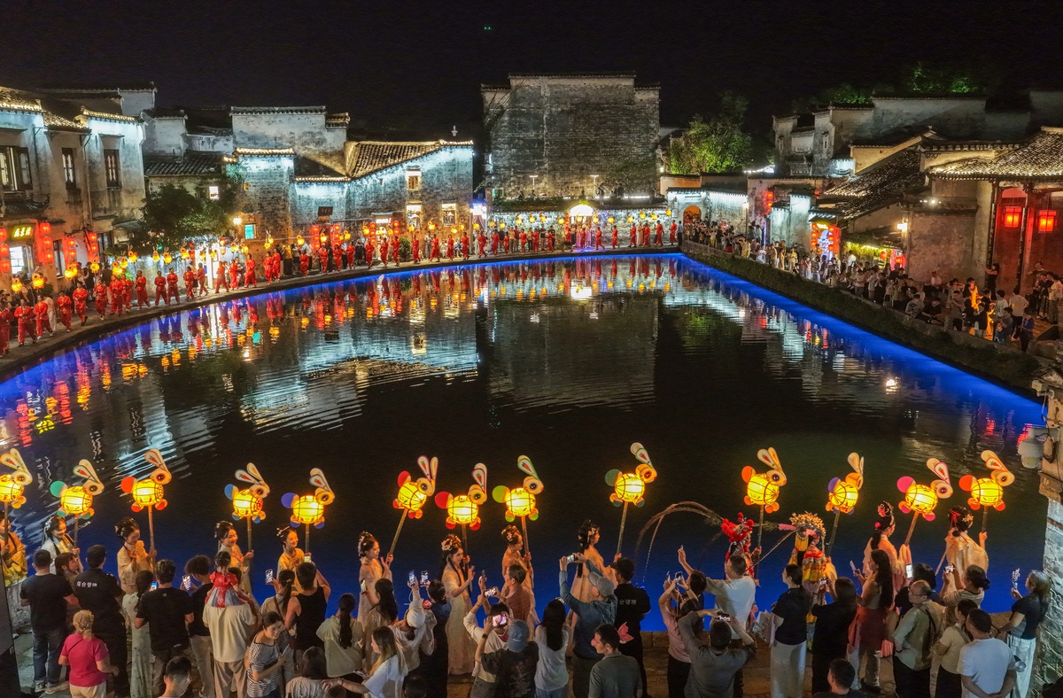 Çin'in Huangshan kentinde Güz Ortası Festivali'nde fenerli geçit töreni yapıldı