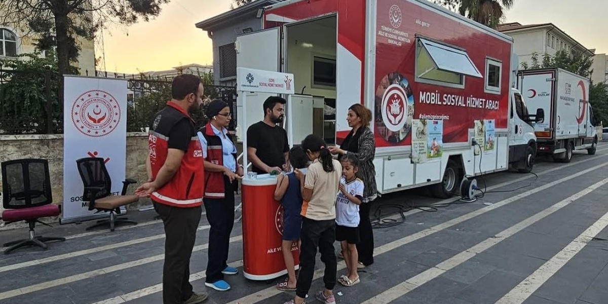 Cizre'de mobil sosyal hizmet aracıyla vatandaşlara destek programları anlatıldı