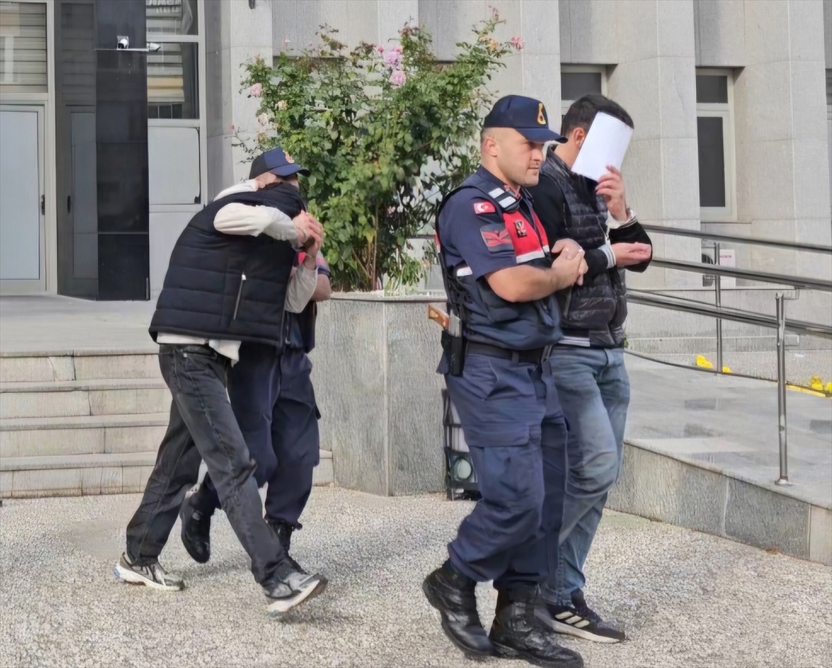 Çorum'da yol kenarına bırakılan 29 kilo 250 gram esrarı alan 4 şüpheli tutuklandı