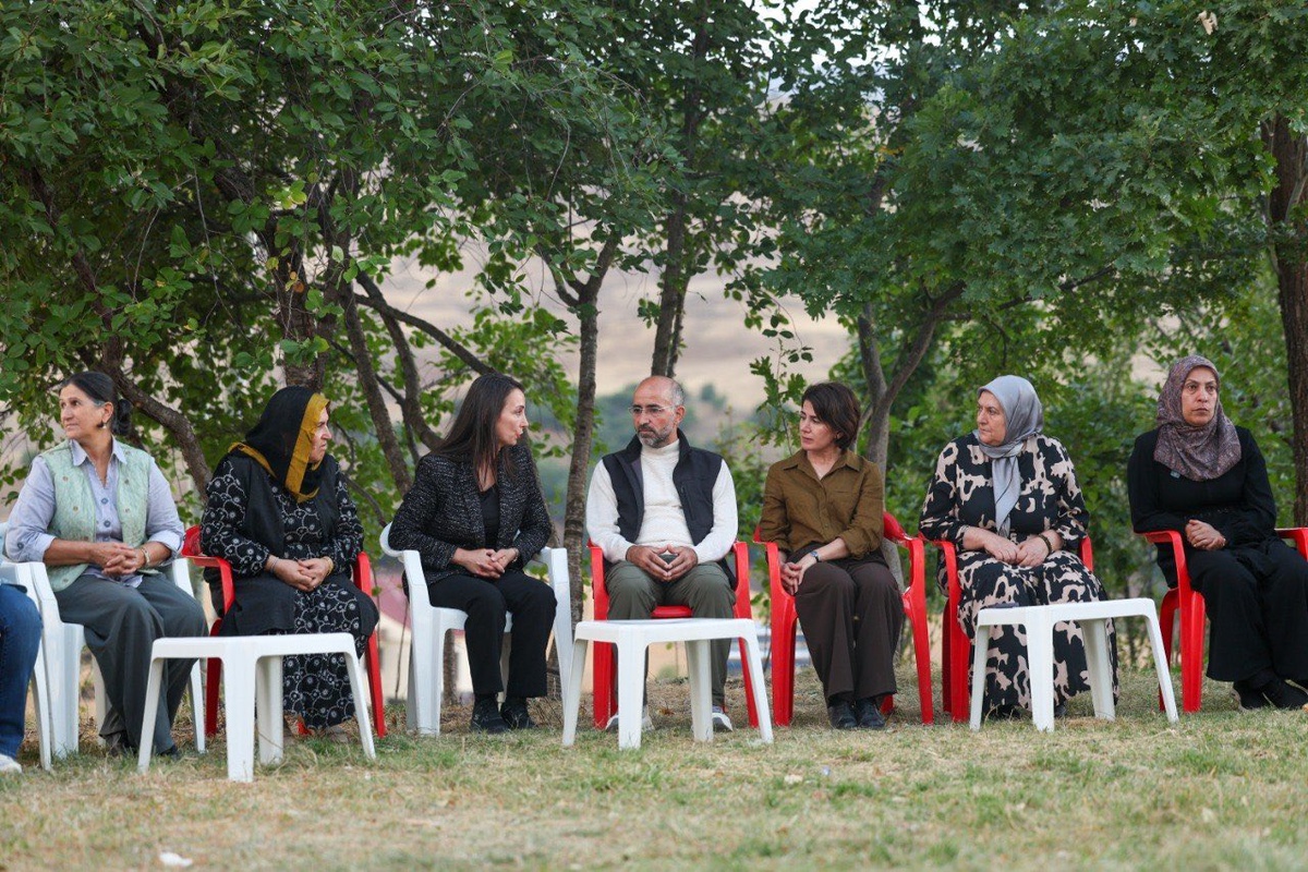 DEM Partili Hatimoğulları, 30 yıl sonra tahliye edilen dört kişiyi ziyaret etti