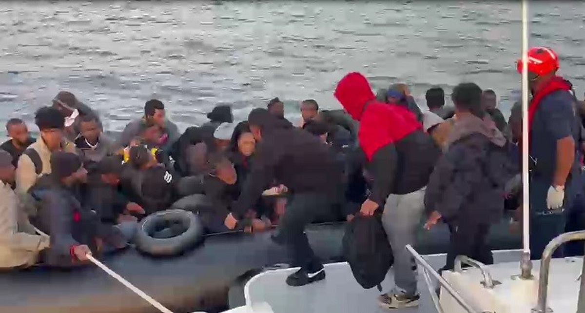 Didim açıklarında lastik bottaki 6'sı çocuk 60 düzensiz göçmen yakalandı