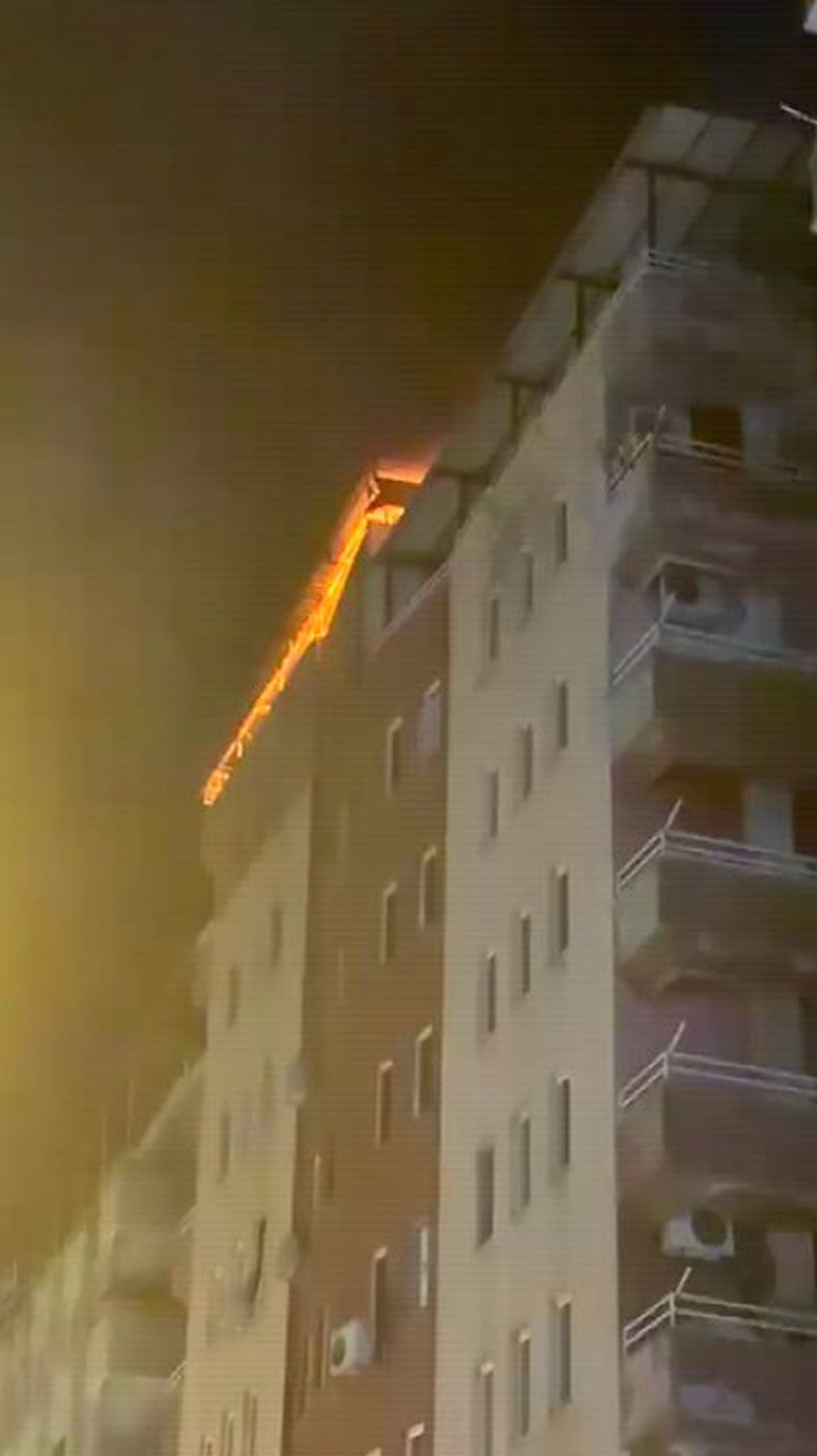 Diyarbakır Yenişehir'de 8 katlı apartmanın çatısında çıkan yangın söndürüldü