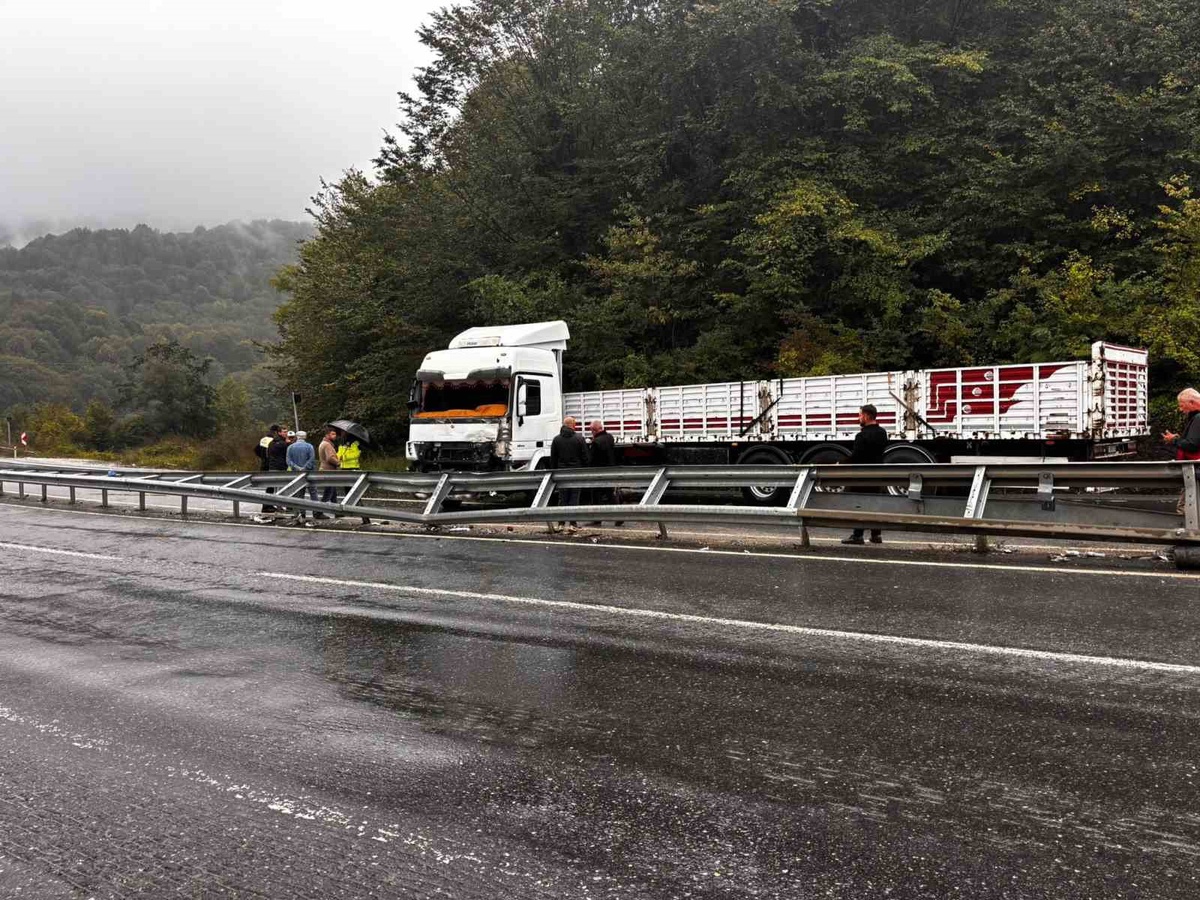 Düzce Akçakoca Karayolu'nda makaslayan tır yolu kapatınca trafik kilitlendi