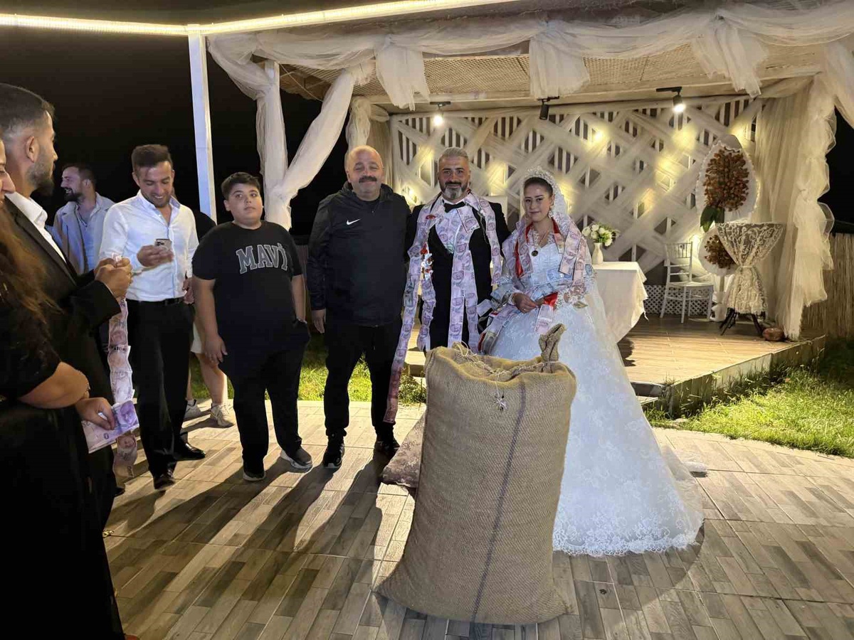 Düzce'de esnaf yakınları damada takı yerine bir çuval fındık hediye etti.