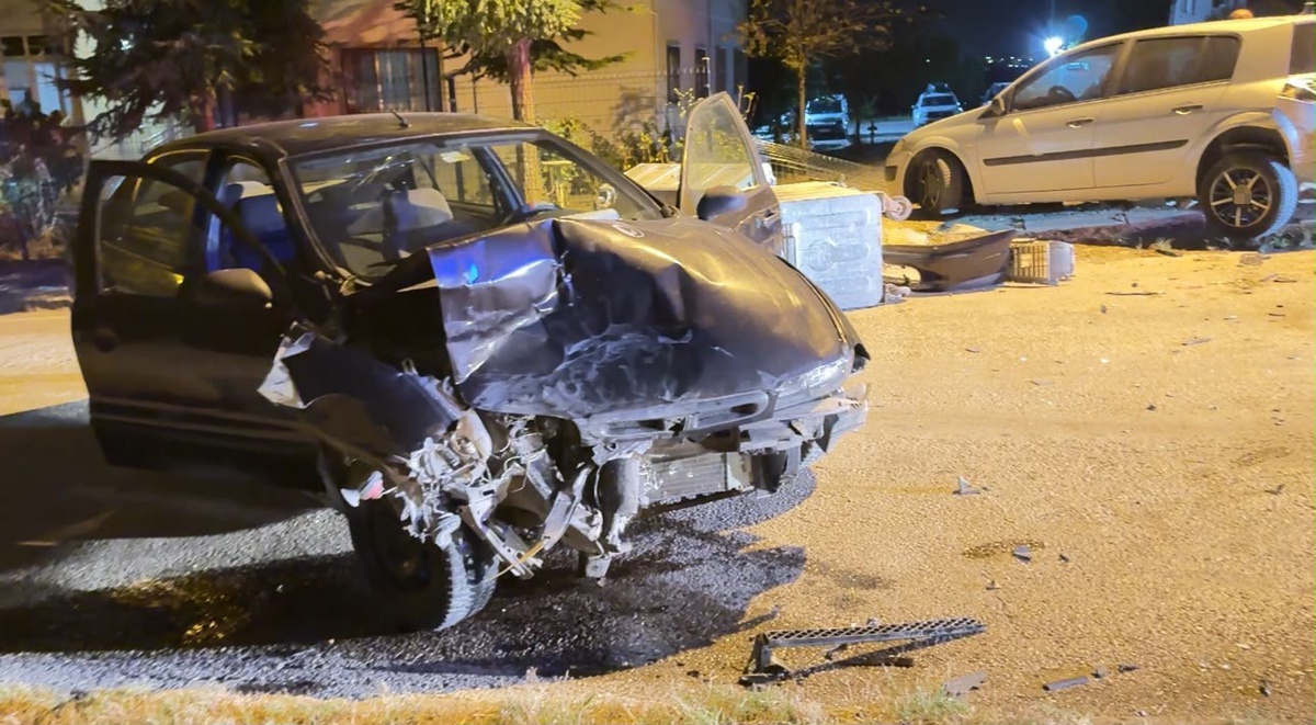 Edirne'de kontrolden çıkan otomobil çöp konteynerlerini sürükledi, yaralanan olmadı