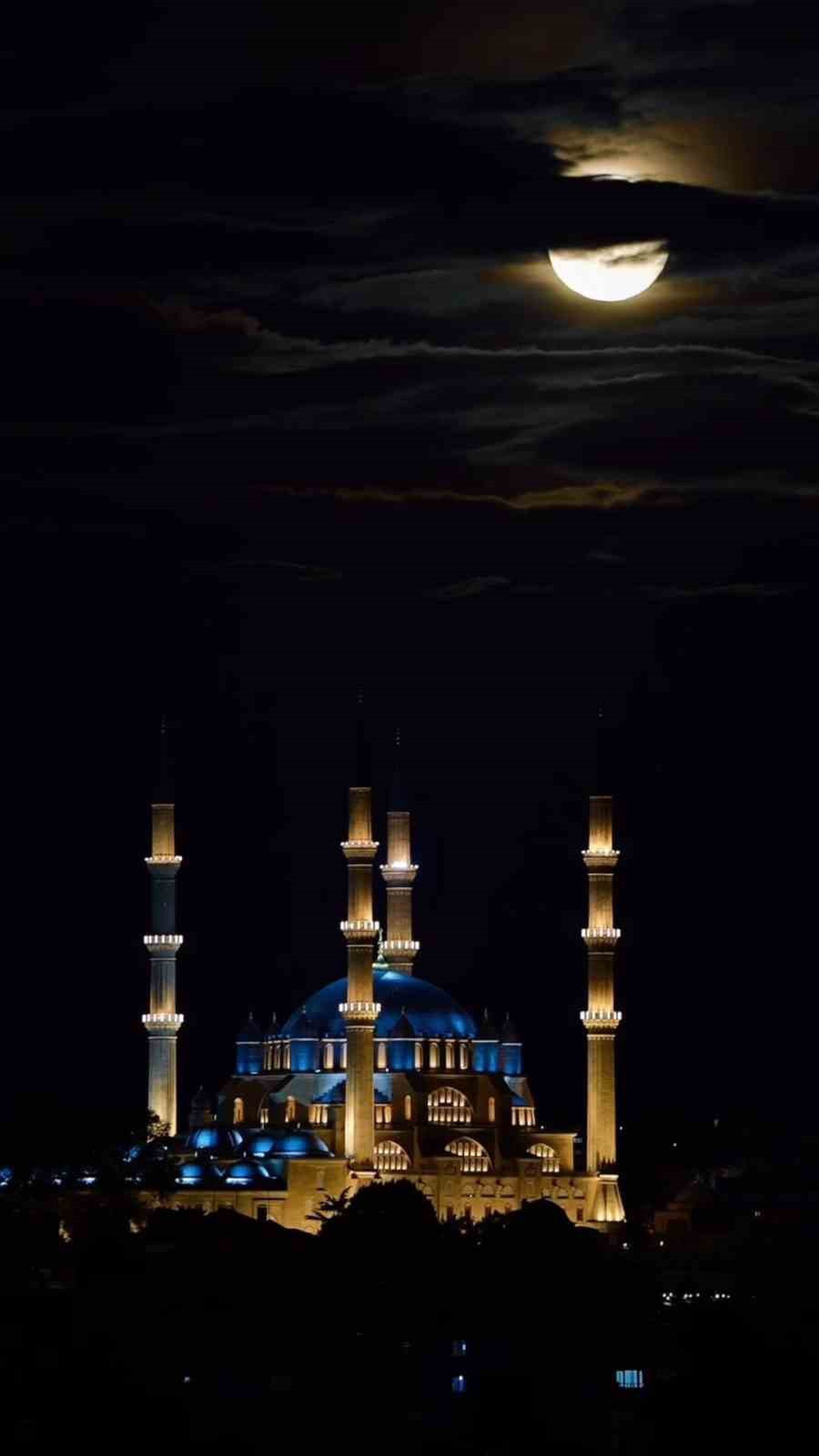 Edirne'nin simgesi Selimiye Camii, parçalı dolunayla eşsiz görüntü oluşturdu