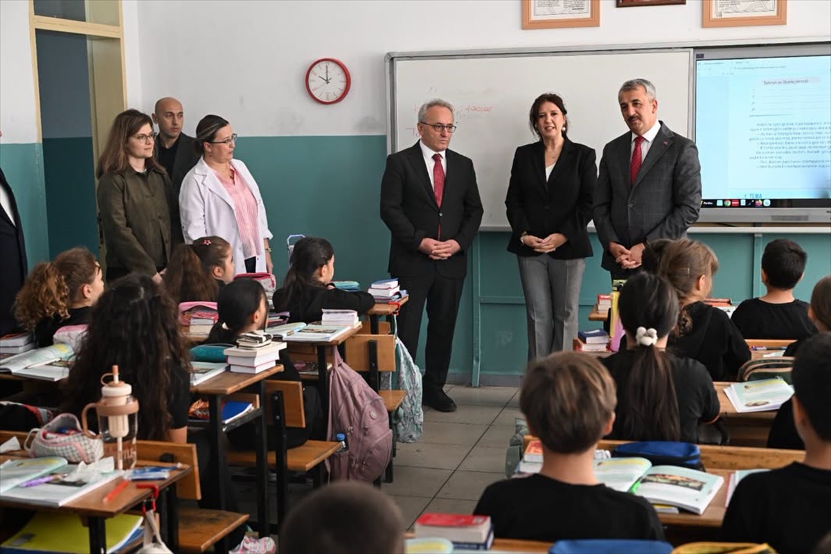 Edirne Valisi Sezer, Mehmet Ruşen Erkurt Ortaokulunda öğrencilerle buluştu