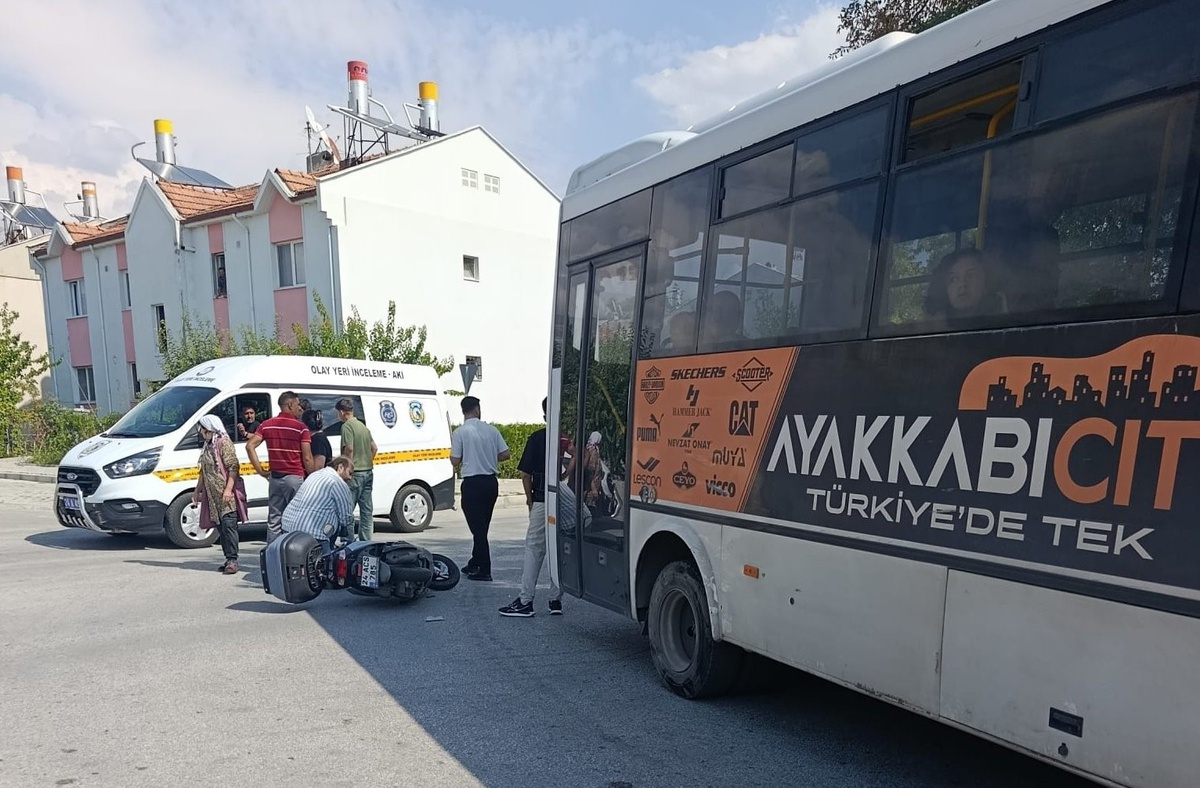 Erzincan'ın Geçit Mahallesi'nde midibüs ile motosiklet çarpıştı, sürücü yaralandı.