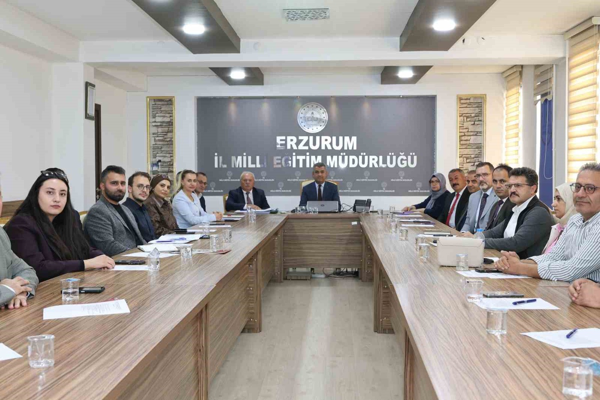 Erzurum'da rehberlik komisyonu akran zorbalığına karşı okul güvenliğini değerlendirdi