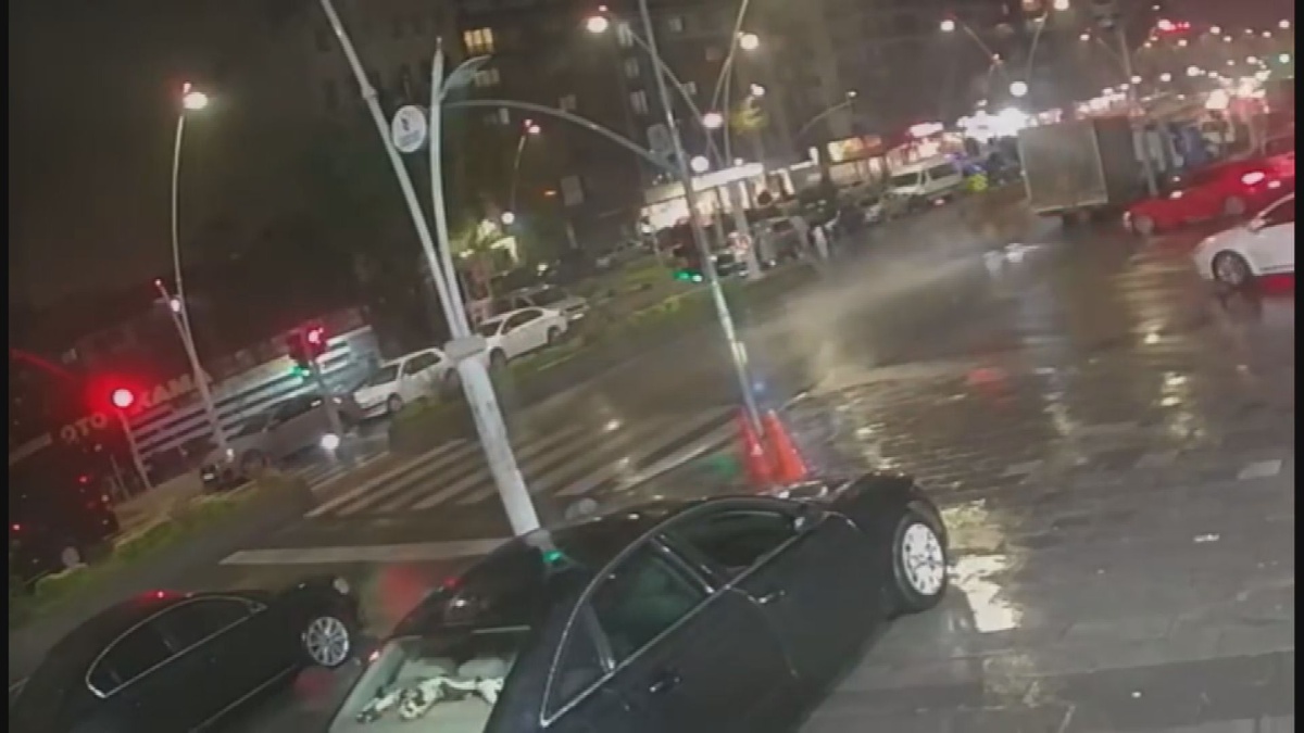 Esenler'de kaygan yolda sürüklenen motosiklet kamyona çarptı, sürücü yaralandı