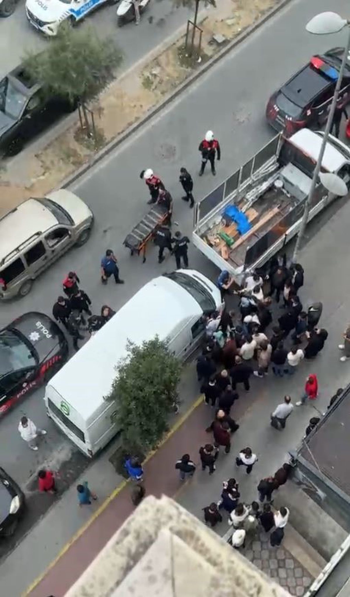 Esenyurt'ta darp edildiği öne sürülen kişinin evinde kavga çıktı, polise direnildi