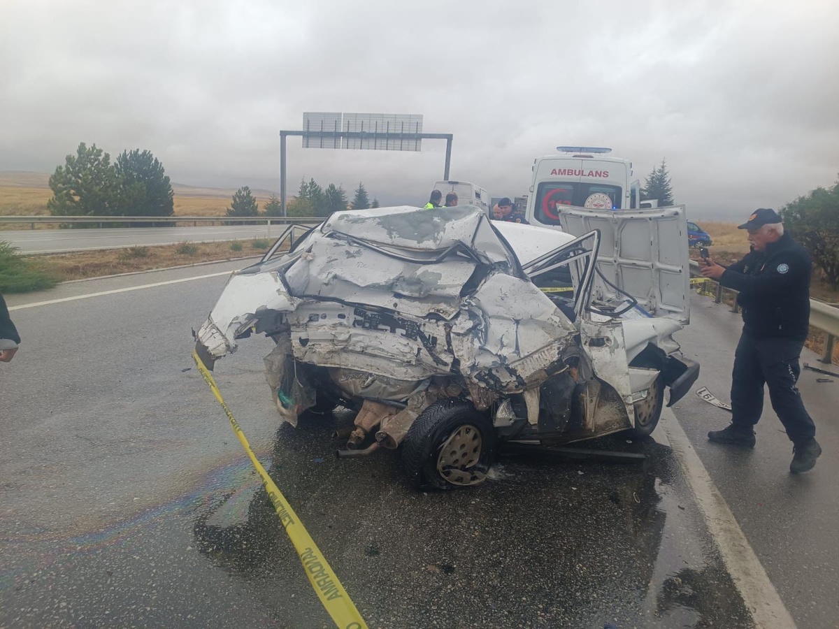 Eskişehir'de iddiaya göre TIR otomobile çarptı, 2 kişi öldü, sürücü gözaltına alındı