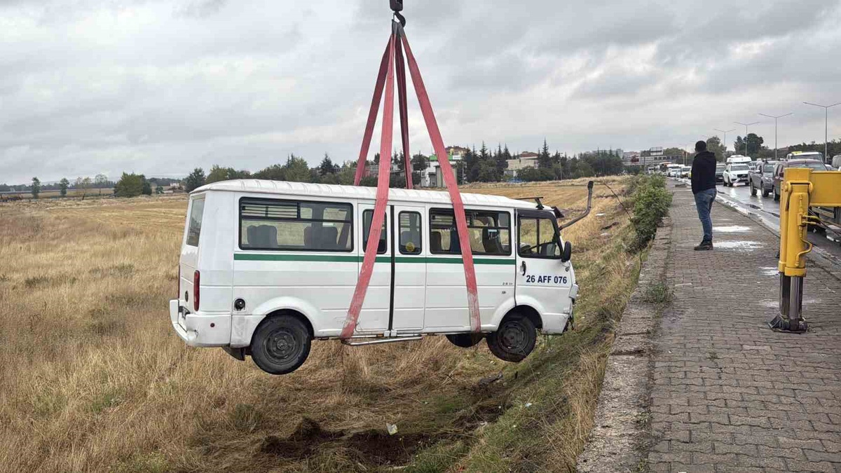 Eskişehir'de otomobil ile minibüs çarpıştı, minibüs tarlaya uçtu, 1 kişi yaralandı