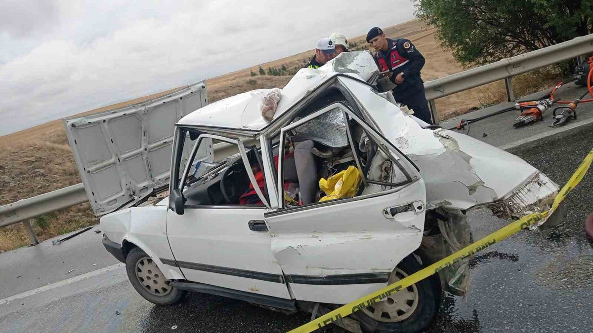 Eskişehir'de tırın arkadan çarptığı otomobilde 2 kişi hayatını kaybetti