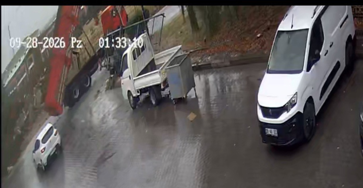 Eskişehir Odunpazarı'nda damperi açık kamyon sanayi sitesi giriş kapısını yıktı
