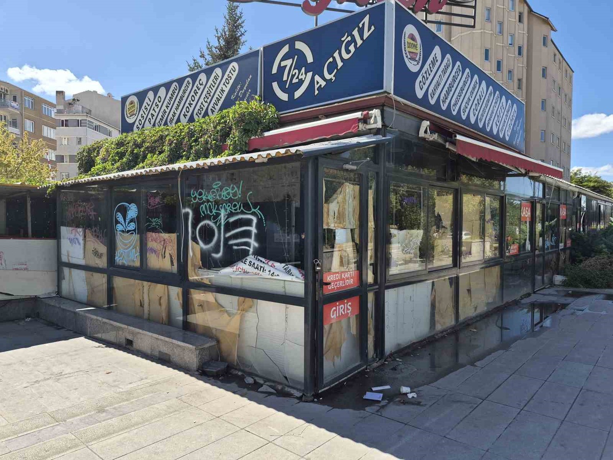 Eskişehir Zübeyde Hanım Bulvarı'nda atıl işletme kimliği belirsiz kişilerce tahrip edildi