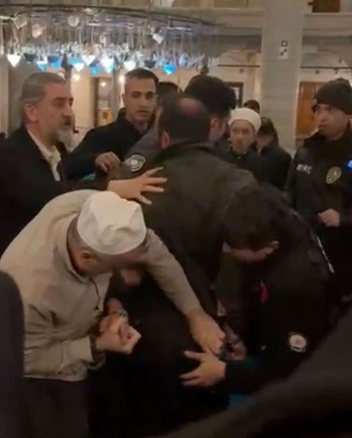 Eyüpsultan Camii'nde kavgada silahla havaya 4 el ateş edildi, 2 kişi gözaltına alındı