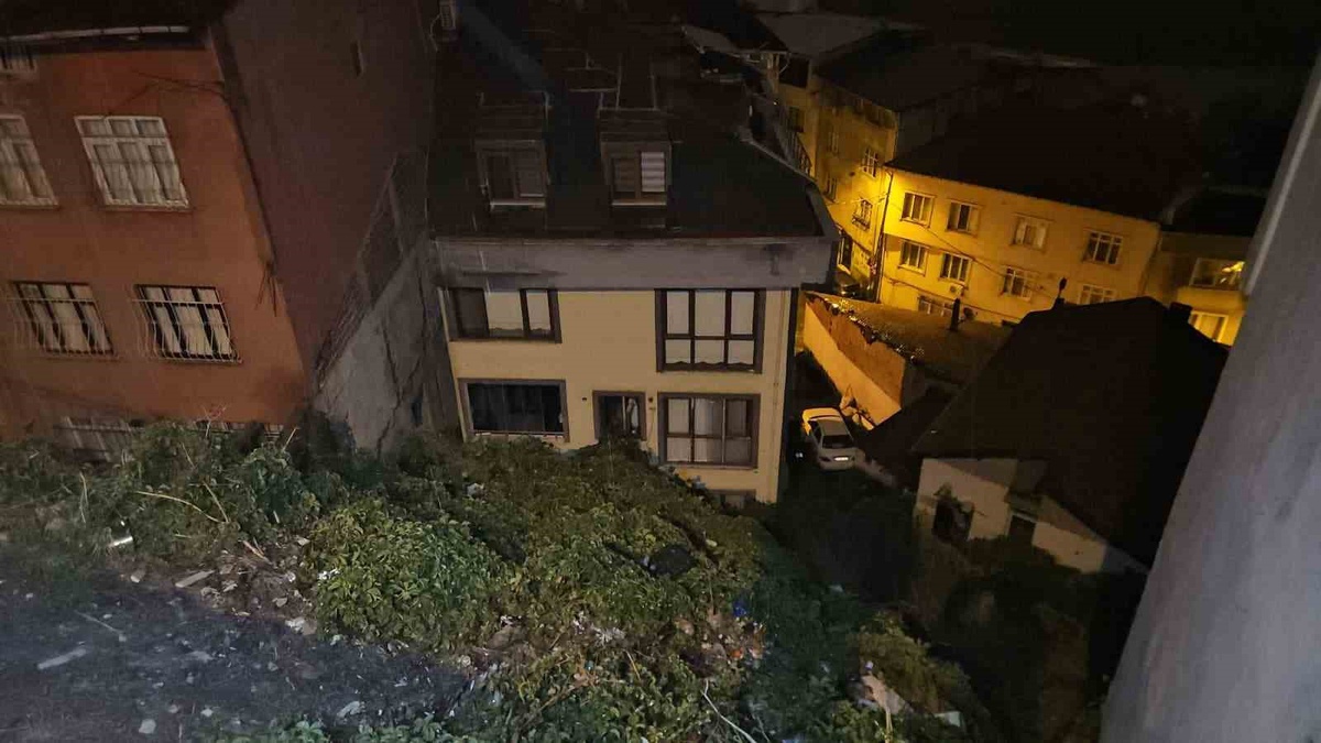Eyüpsultan'da toprak kayması sonrası apartmandaki 25 kişi tahliye edildi