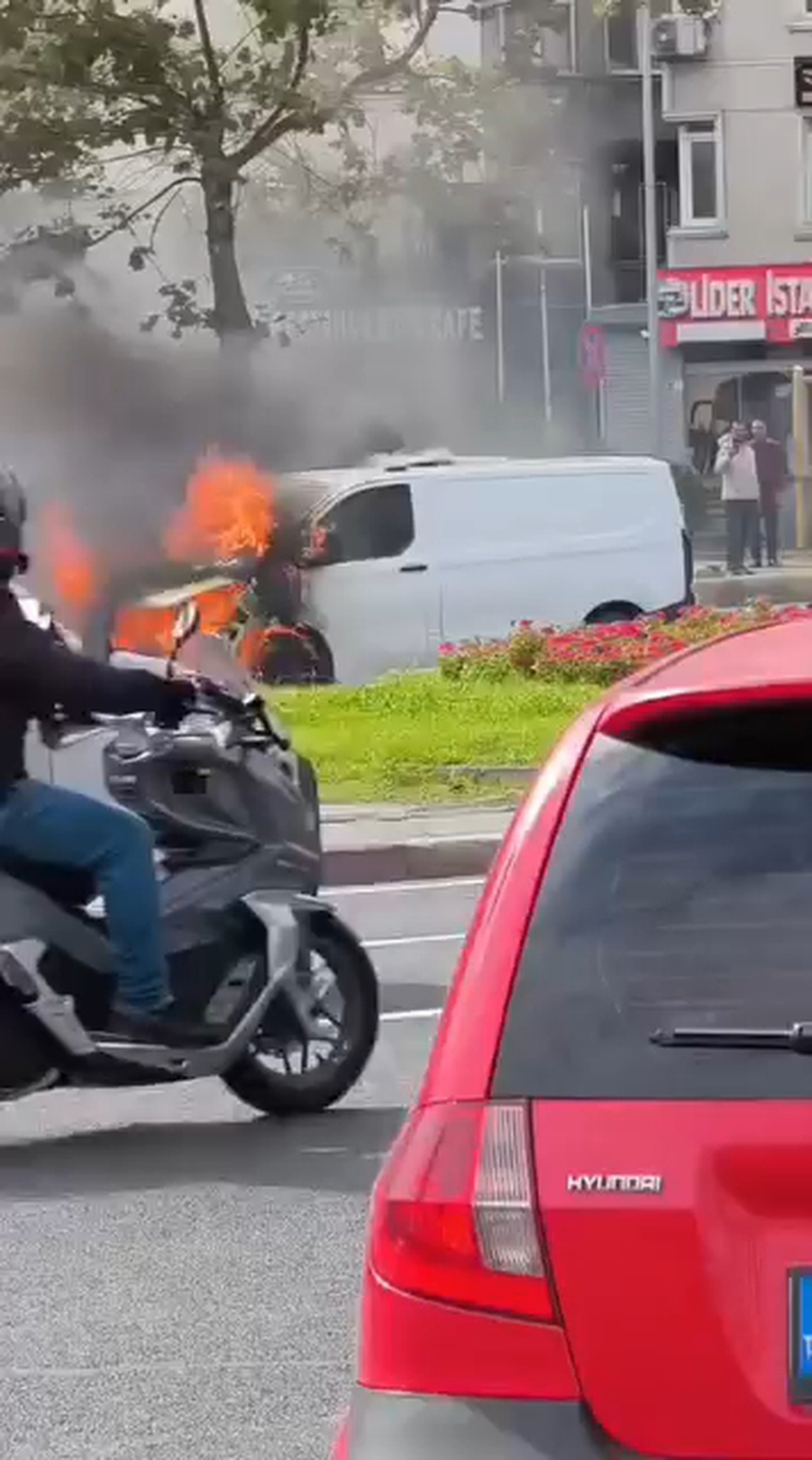 Fatih'te seyir halindeki minibüs alev aldı, yangında ölen yaralanan olmadı