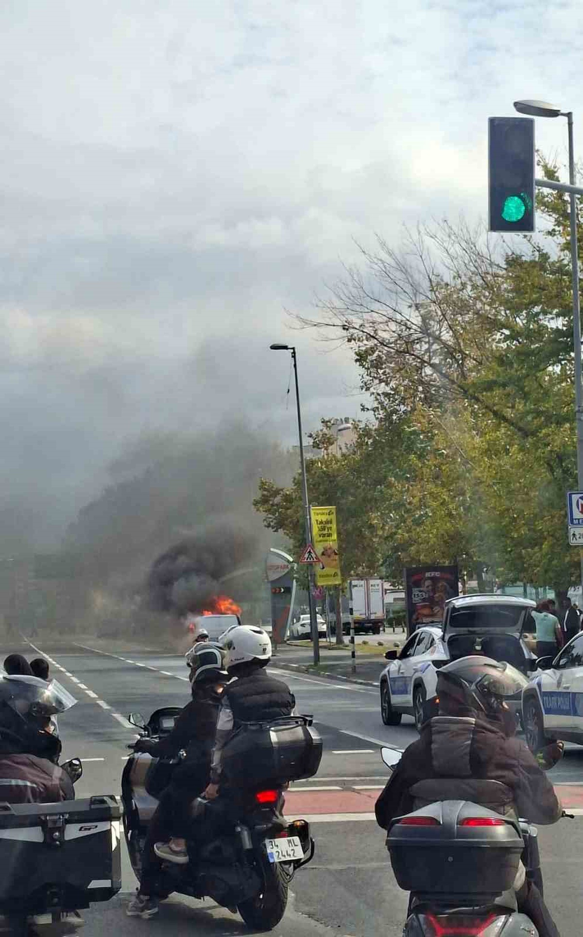 Fatih Vatan Caddesi'nde yanan ticari araç itfaiye ekiplerince söndürüldü