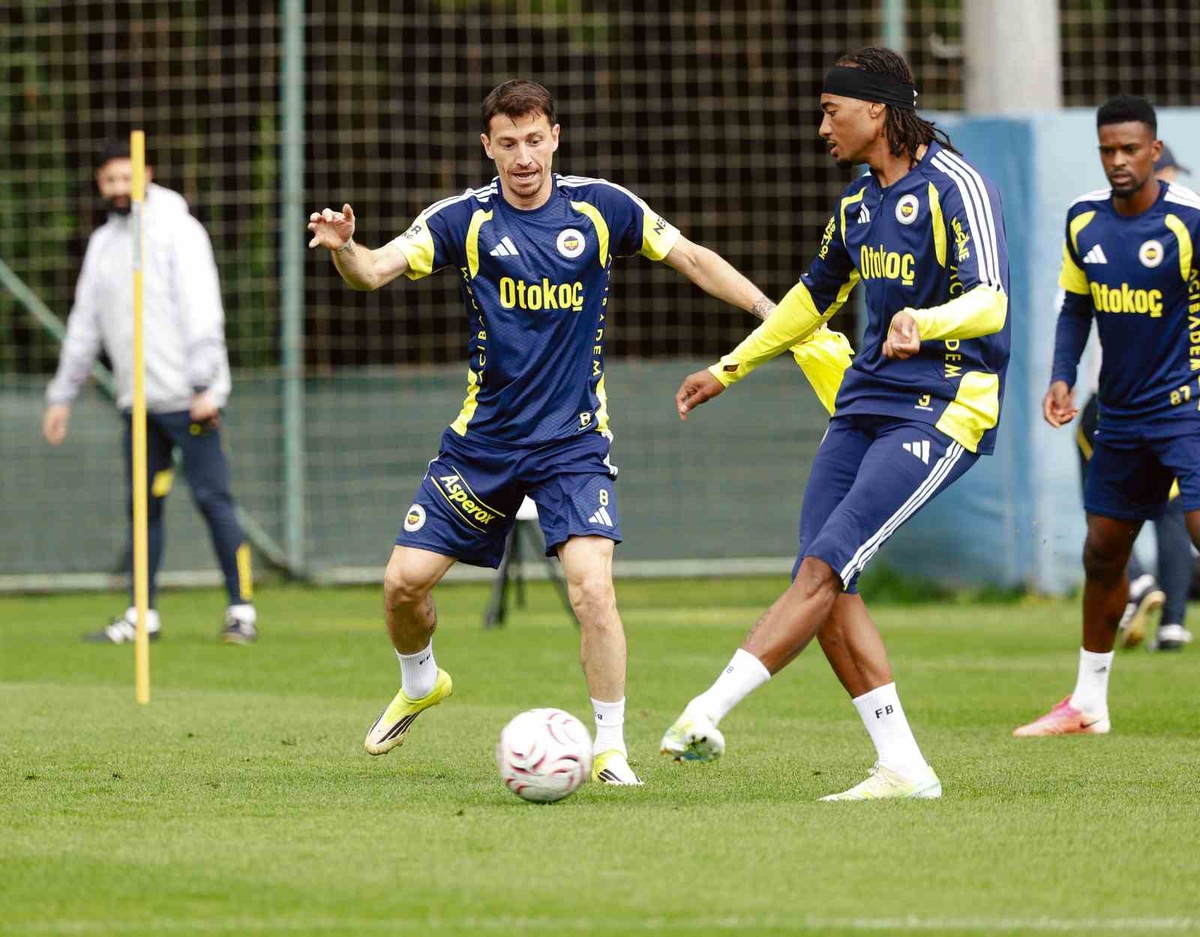 Fenerbahçe, Can Bartu Tesisleri'nde Kartal yönetiminde antrenman yaptı