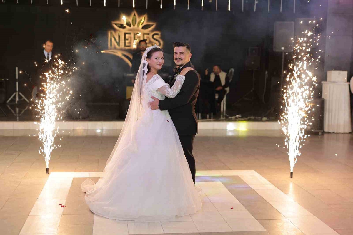 Gazeteci Hüseyin Tülek, Fatmanur'la Nefes Kır Bahçesi'nde dünyaevine girdi